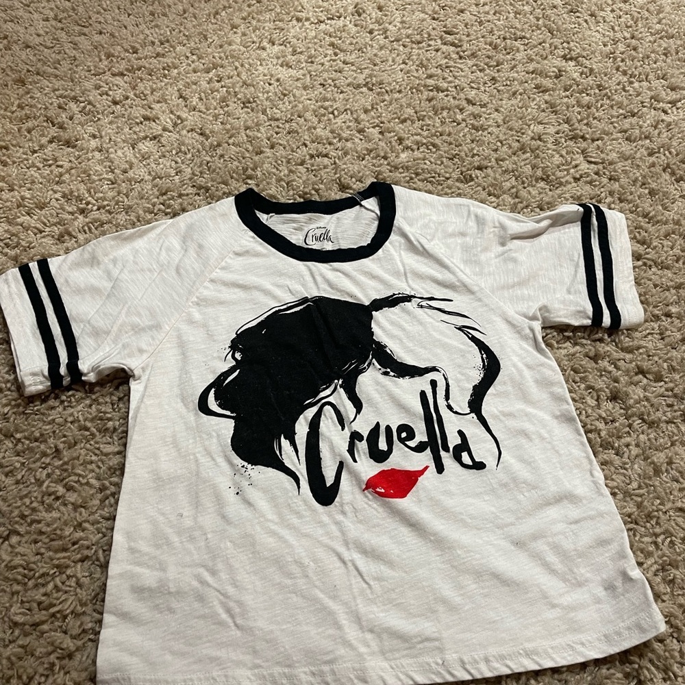 Disney Cruella White and Black Woman’s Small T-Shirt